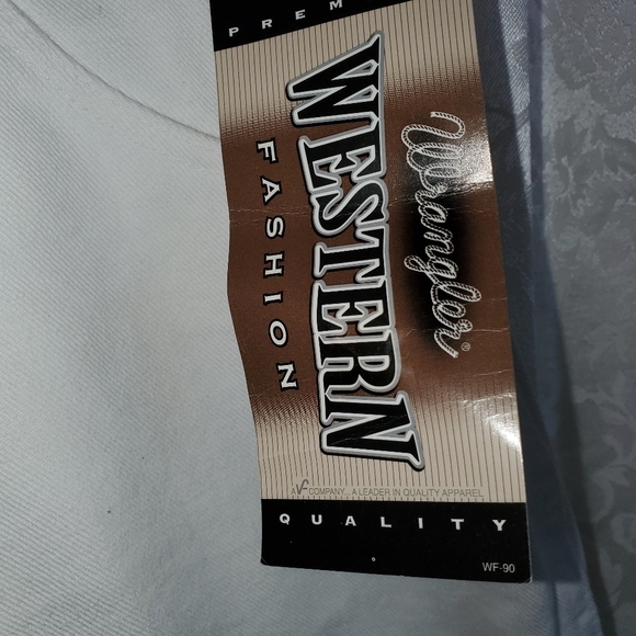 ๐ค Wrangler 'Western' White Shorts ๐ค - Picture 8 of 8